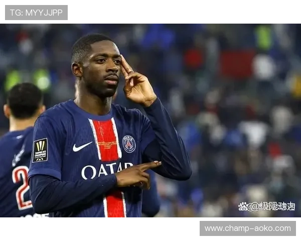 足球巨星们齐聚一堂，展开激烈扑克牌对决，谁能笑到最后赢得胜利？