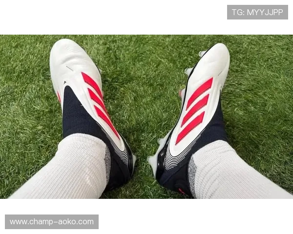 足球袜球星同款鞋亮相 全新设计引领潮流与舒适并存 足球袜球星同款鞋亮相 全新设计引领潮流与舒适并存